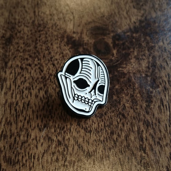 Image of Skull pin
