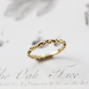 Image of 18ct gold 2.5mm floral carved ring