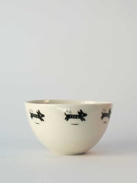 Bowl with </br>black dogs