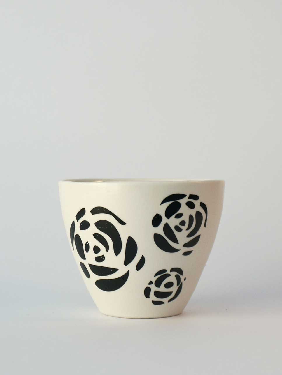 Image of Large cup </br> with black roses