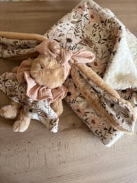 Image 2 of  DOUDOU FLEURI VINTAGE ET SA TENUE 26 cm