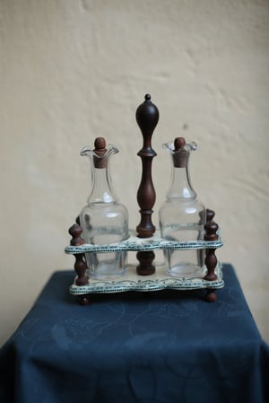 Image of Essig und Ölfläschchen mit gedrechseltem Holzgestell, Fayencefassung,, französisch