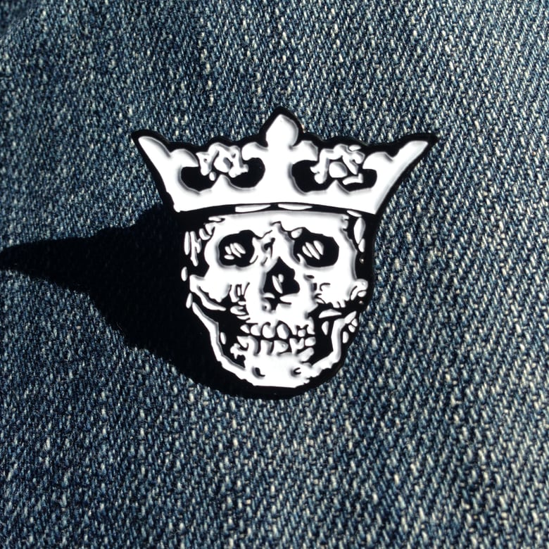 Image of Royal Buttons skull king logo pin - white