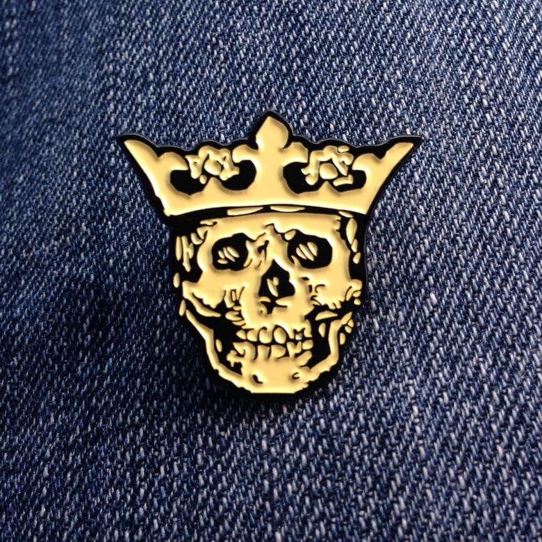 Image of Royal Buttons skull king logo pin - yellow