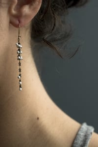Image 1 of  Boucle d'Oreille Perle Grappe / Chaine Laiton