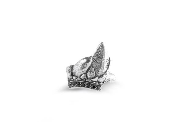 Image of Small Lanperna ring with black spinels