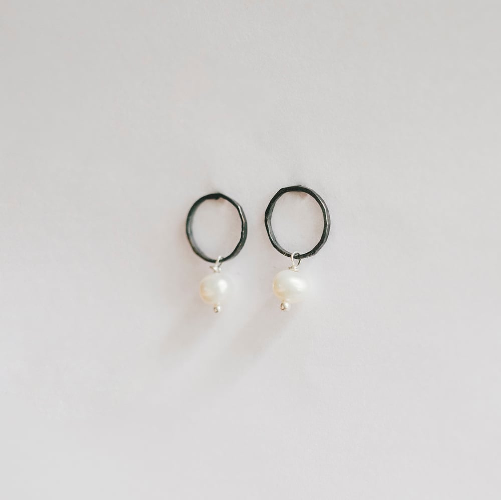 Image of Circle Pearl studs ox