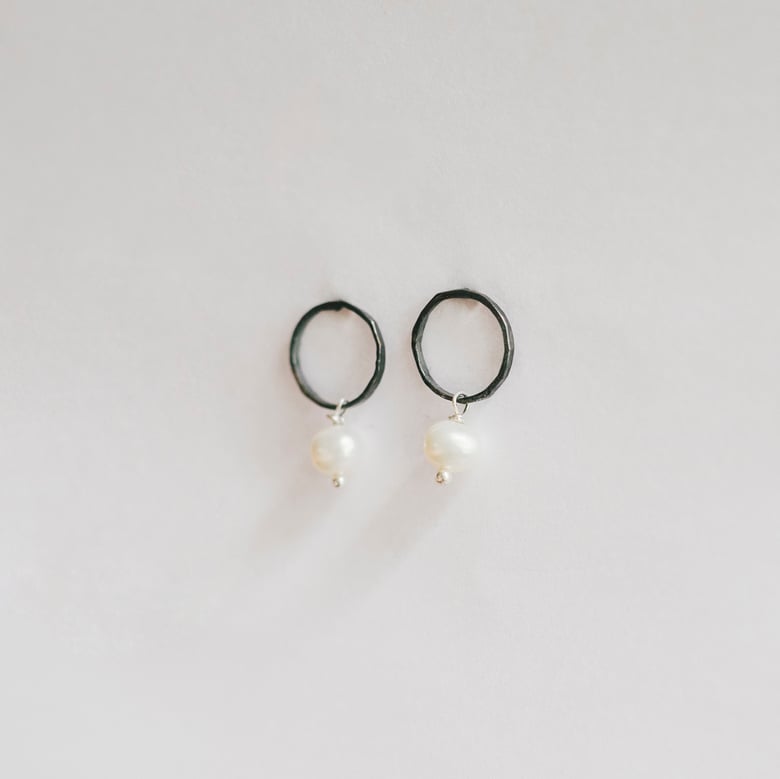 Image of Circle Pearl studs ox