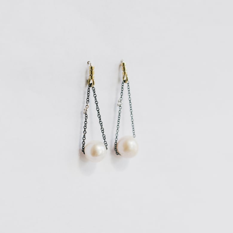Image of Chain pearl studs