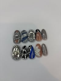 Image 2 of Glam it up (size medium)