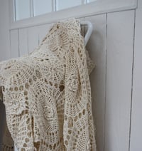 Image 2 of Superbe plaid ancien au crochet.
