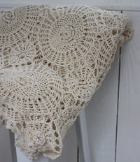 Image 1 of Superbe plaid ancien au crochet.