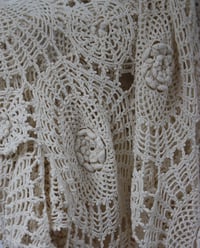 Image 4 of Superbe plaid ancien au crochet.