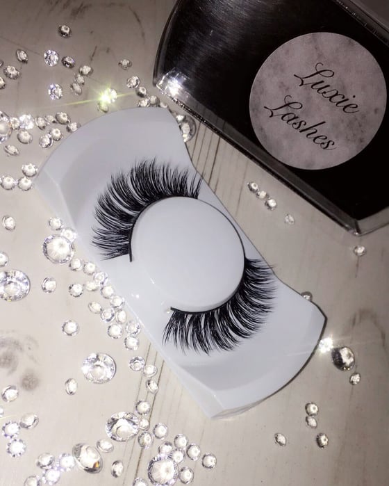 Image of 'KYLIE' eyelashes