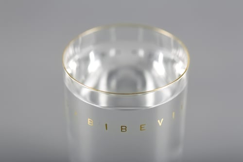 Image of VERBA water glass with Latin inscription in gold