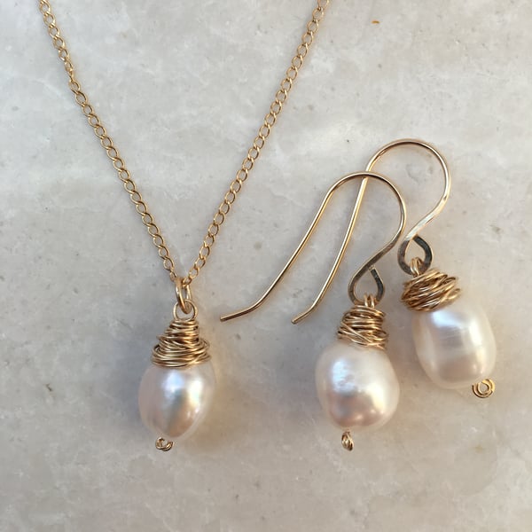 Image of Freshwater pearl gold earrings and necklace gift set