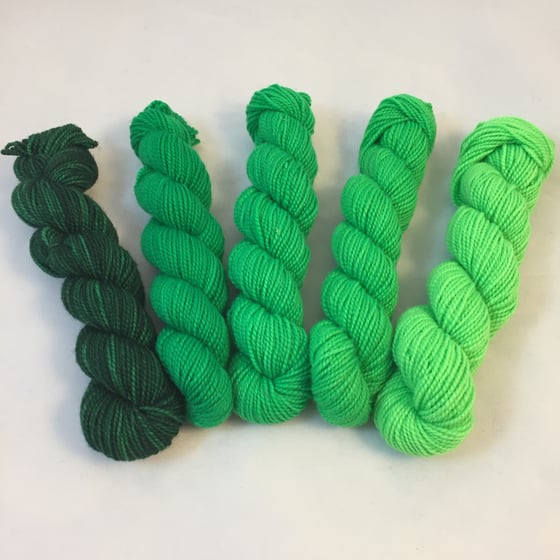 Image of April's Greens: Mini Shawl Set Gradient, Warm Heart, 100 gms