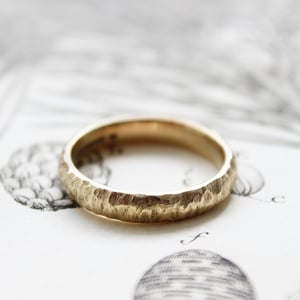 Image of 9ct gold 4mm horn texture ring