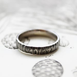 Image of 18ct white gold 4mm horn texture ring