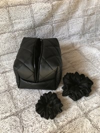 Image 14 of Kosmetyczka Eco skóra pikowana czarna w rozmiarze MIDI