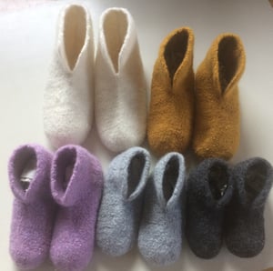 Image of "Rie" filtede hjemmesko til børn, hækleopskrift