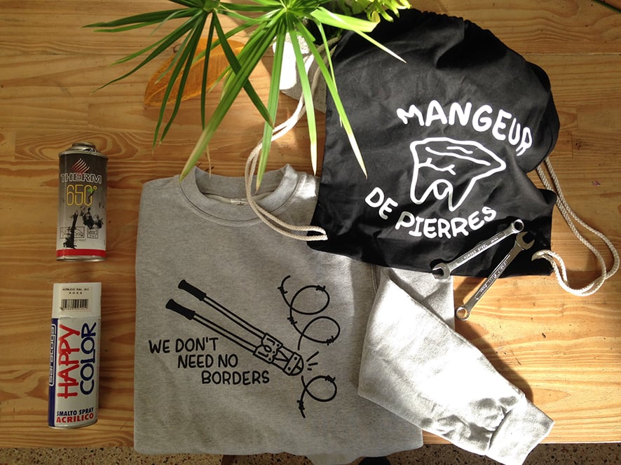 Image of PULL ET T-SHIRT NO BORDERS // SAC MANGEUR DE PIERRES
