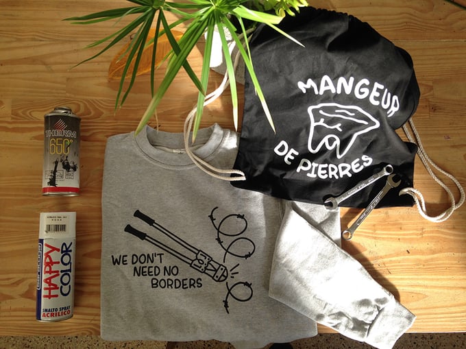 Image of PULL ET T-SHIRT NO BORDERS // SAC MANGEUR DE PIERRES