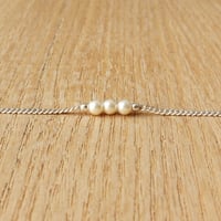 Image 3 of Bracelet perles blanches "Ko"
