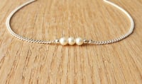 Image 4 of Bracelet perles blanches "Ko"