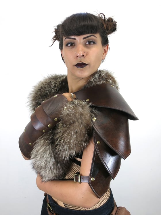 Image of Articulated Brown Leather Pauldron