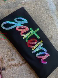 Image 1 of Camiseta bordada a man. GAITEIRA negra letras cores. Corte unisex. Talla L