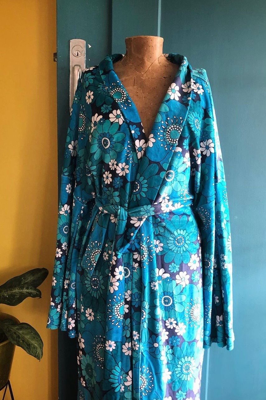 Velvet dreams Plush velvet robe in Pushing daisies