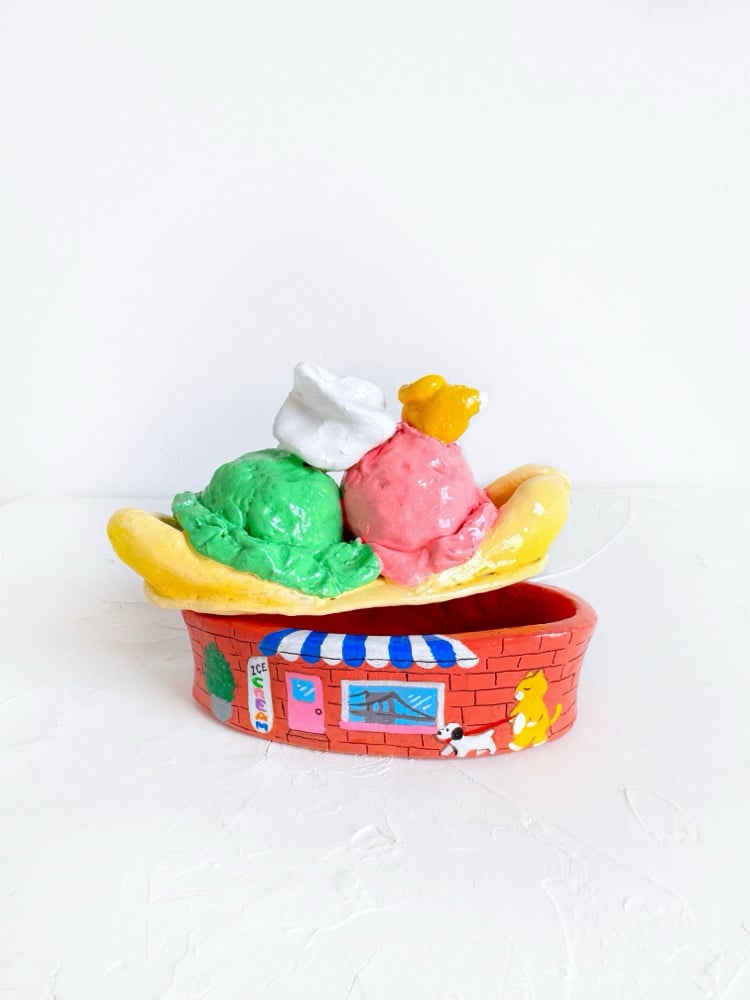 Brooklyn Banana Split Dive Image 2