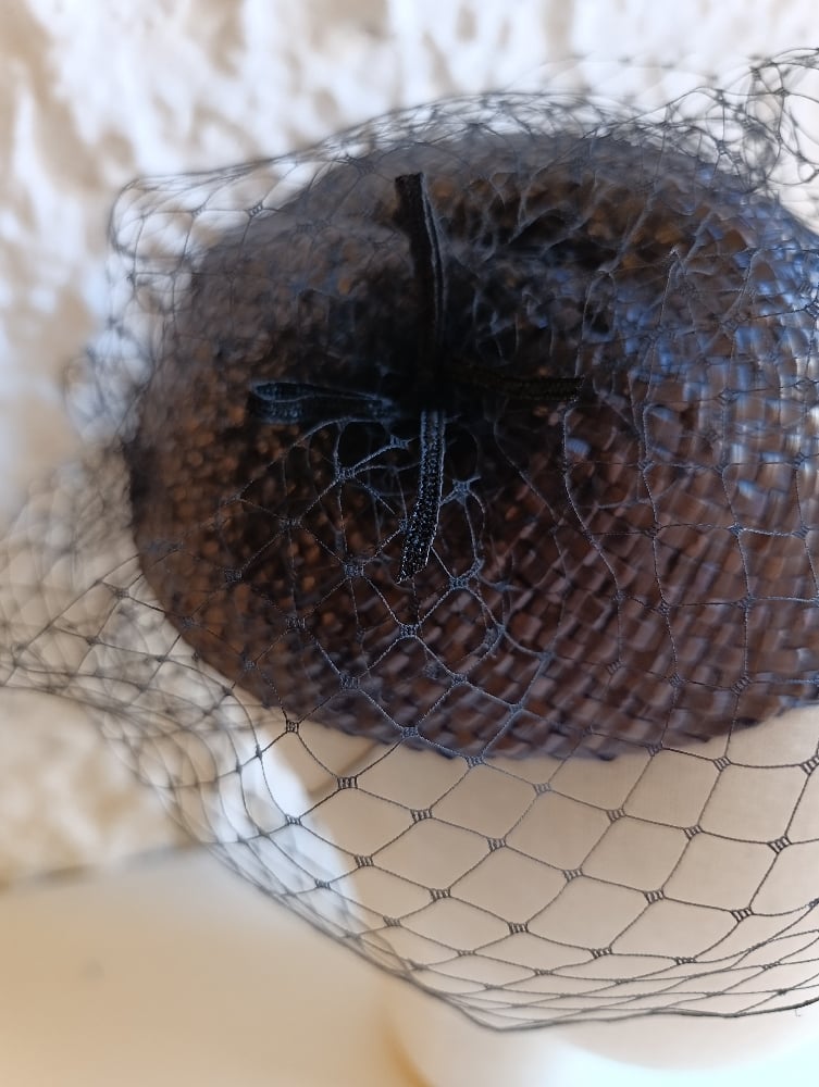 Image of Cappellino fascinator nero con veletta 