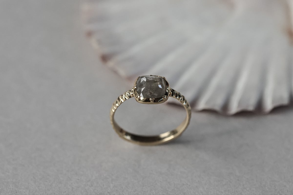 Image of *SALE - was £2950* 18ct Yellow gold, pale grey diamond faceted ring (LON210)