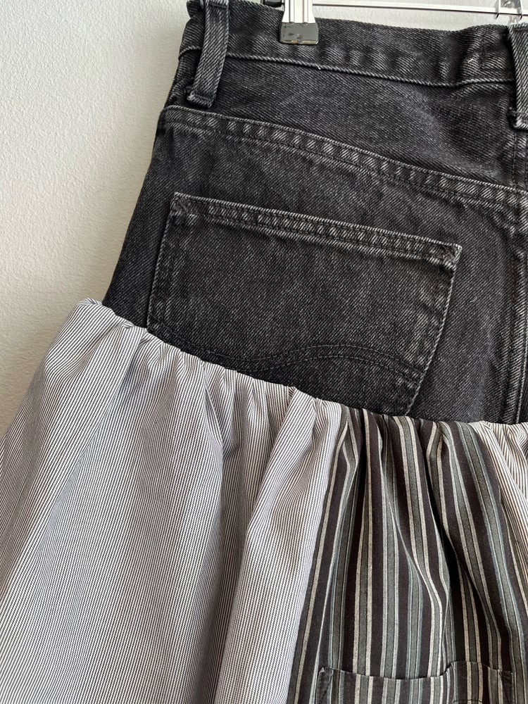Image of Lykke nederdel med sort jeans (medium)