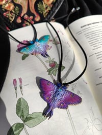 Image 10 of Wisiorek z magiczną ćmą ✨🧚🏻‍♂️