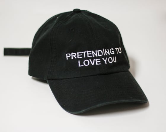 Image of PRETENDING TO LOVE YOU v1