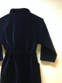Image 3 of Mørkeblå velour buksdragt