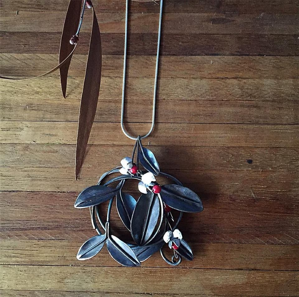Image of Ground cover wreath pendant 