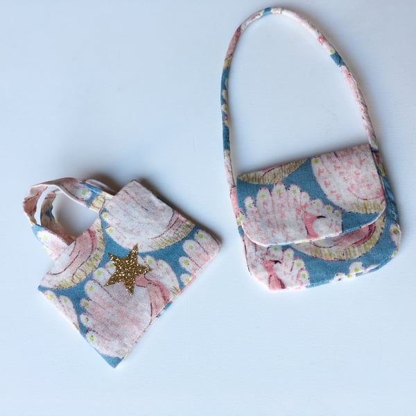 Image of Cabac et besace pour poupée en liberty peacocks of grantham hall