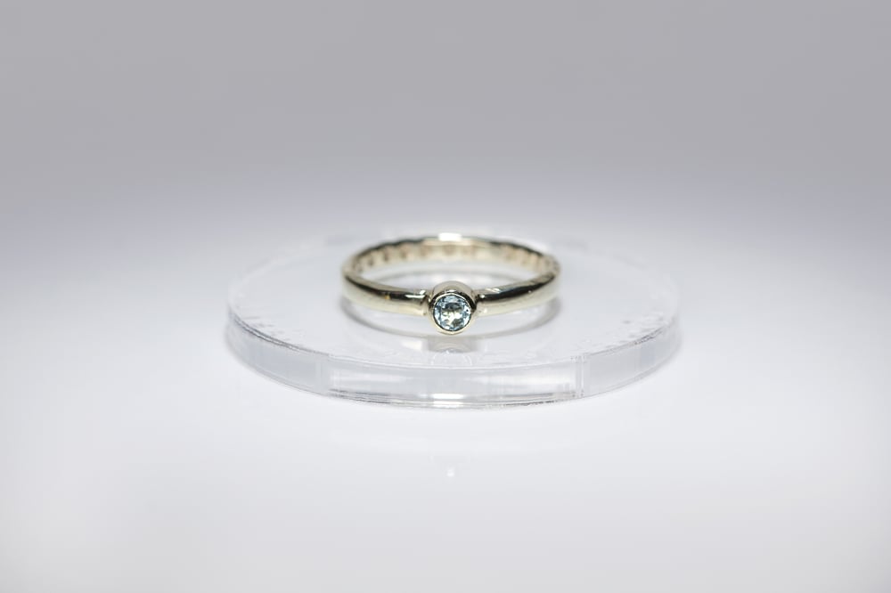 Image of "All you need is love" electrum ring with blue topaz  · AMORE TANTUM OPUS EST ·