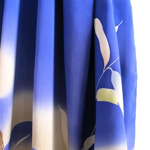 Image of Blå silke kimono med blade og fugle og brokader - Udsalg Opr. pris: 7.900,-