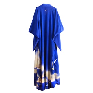 Image of Blå silke kimono med blade og fugle og brokader - Udsalg Opr. pris: 7.900,-