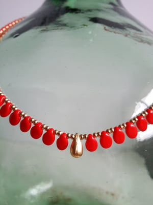 Image of Candela. Collar corto con gotas pip y rocallas doradas.