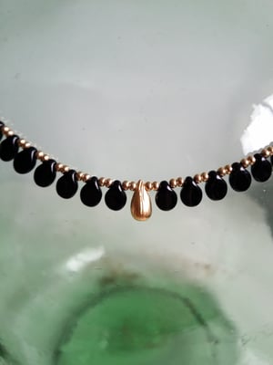 Image of Candela. Collar corto con gotas pip y rocallas doradas.