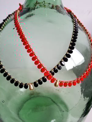 Image of Candela. Collar corto con gotas pip y rocallas doradas.