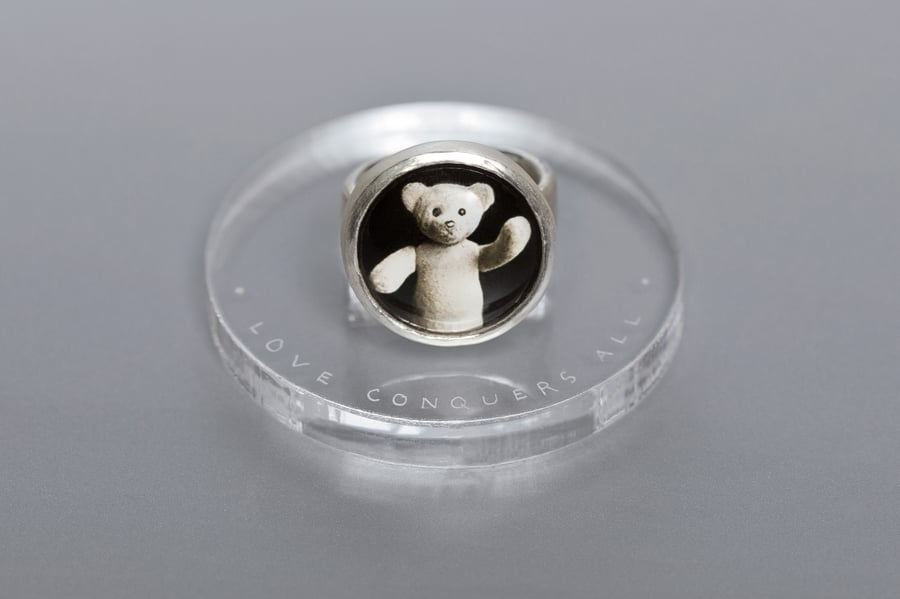 Image of "Love conquers all" teddy-bear’s silver ring with photo and rock crystal  · AMOR VINCIT OMNIA ·