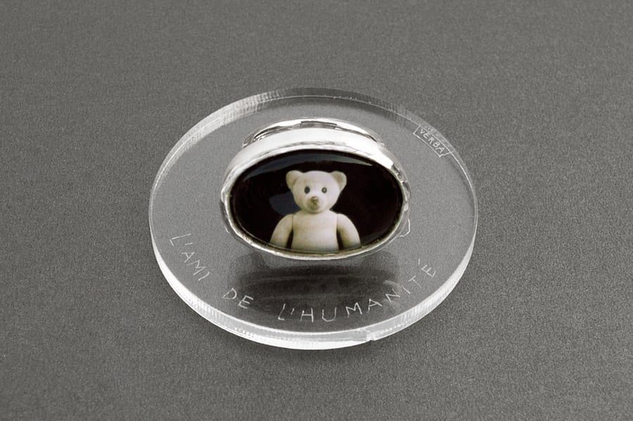 Image of "Friend of the.." teddy-bear’s silver ring with photo and rock crystal  · AMICUS HUMANI.. ·