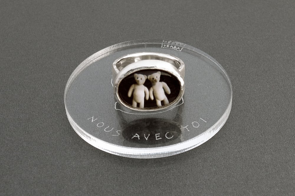 Image of "We are with you" teddy-bear’s silver ring with photo and rock crystal  · UTERQUE NOSTRUM ·